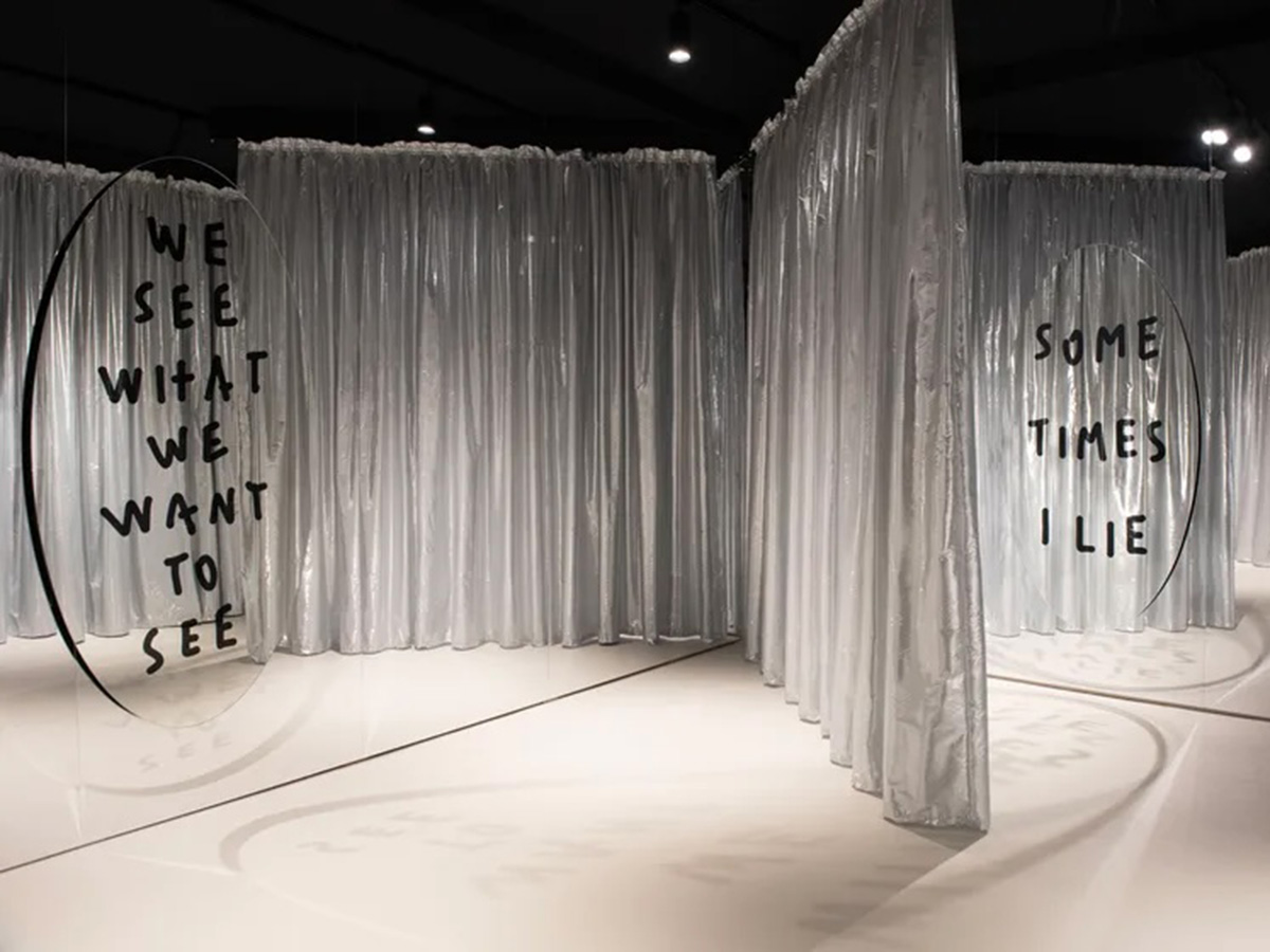 ME FROM OUTSIDE Specchio